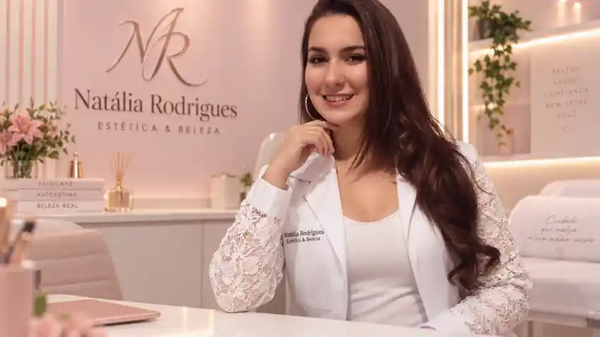 Natália Rodrigues em seu espaço de estética e beleza
